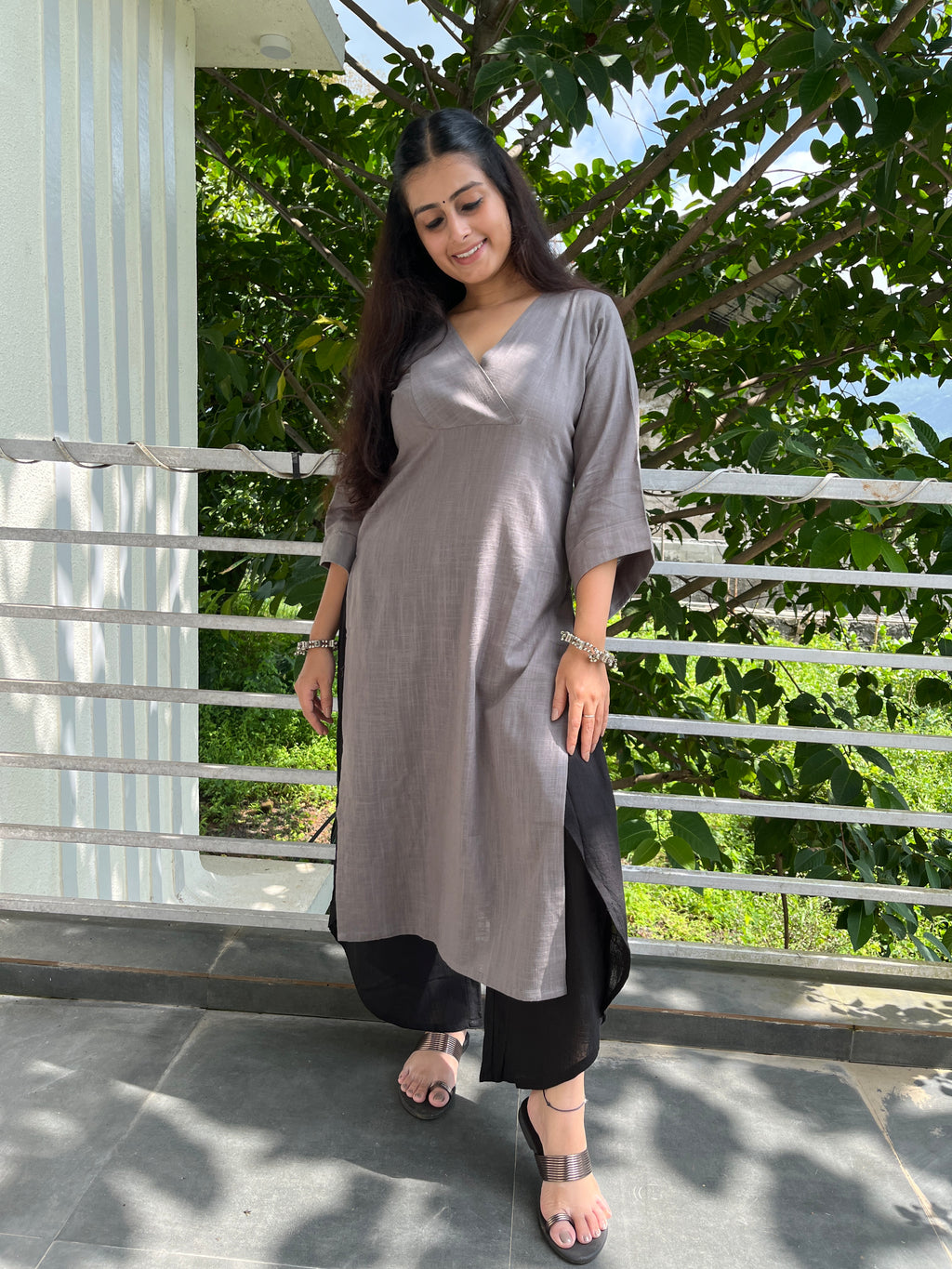Nia Kurta – Grey