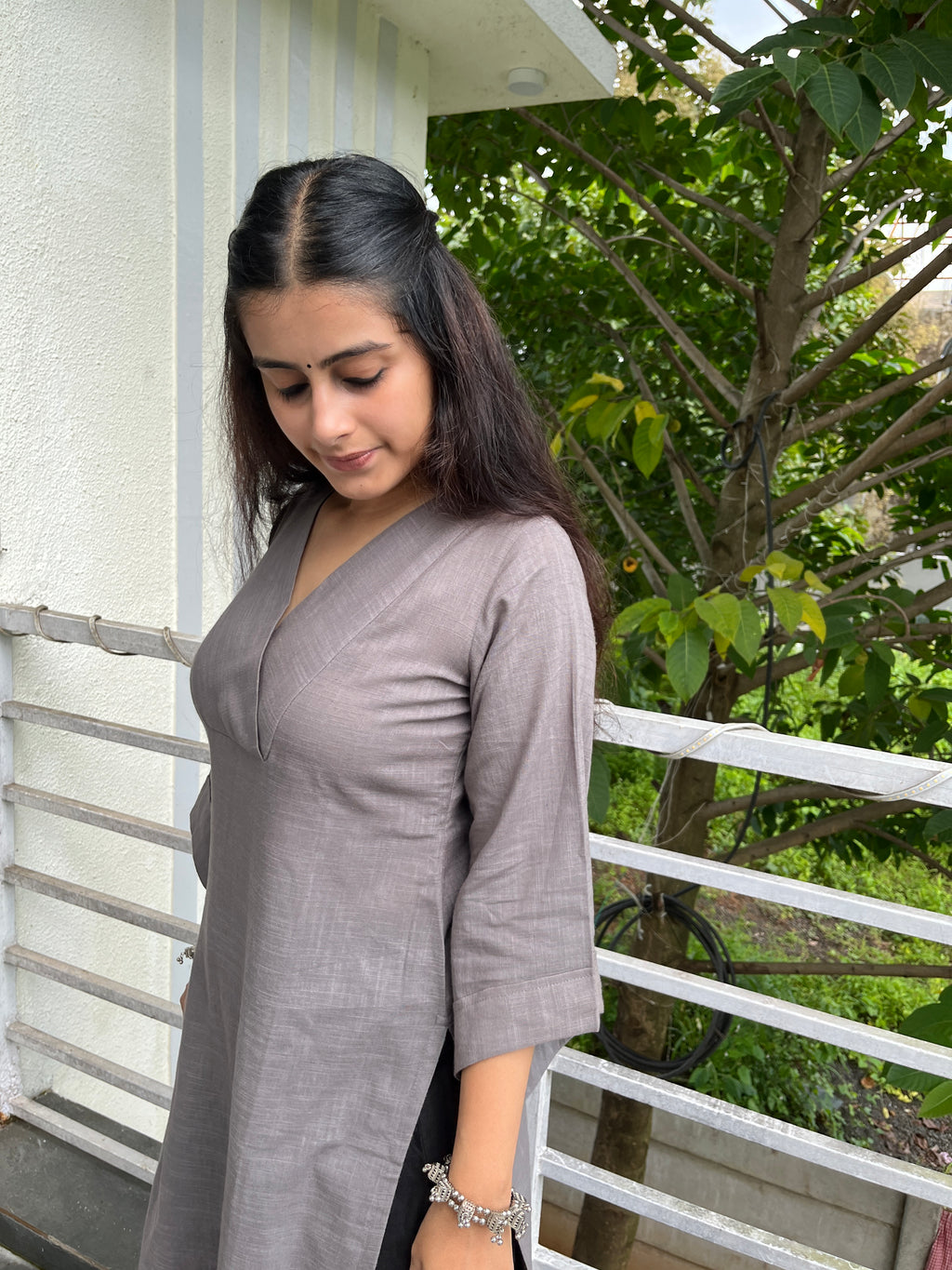 Nia Kurta – Grey
