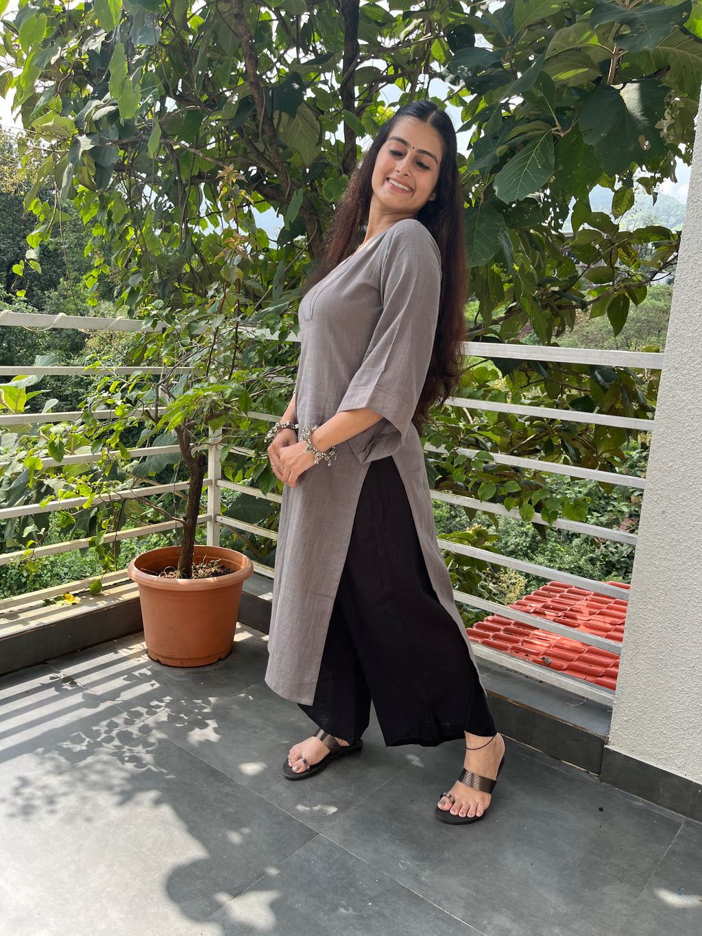 Nia Kurta – Grey