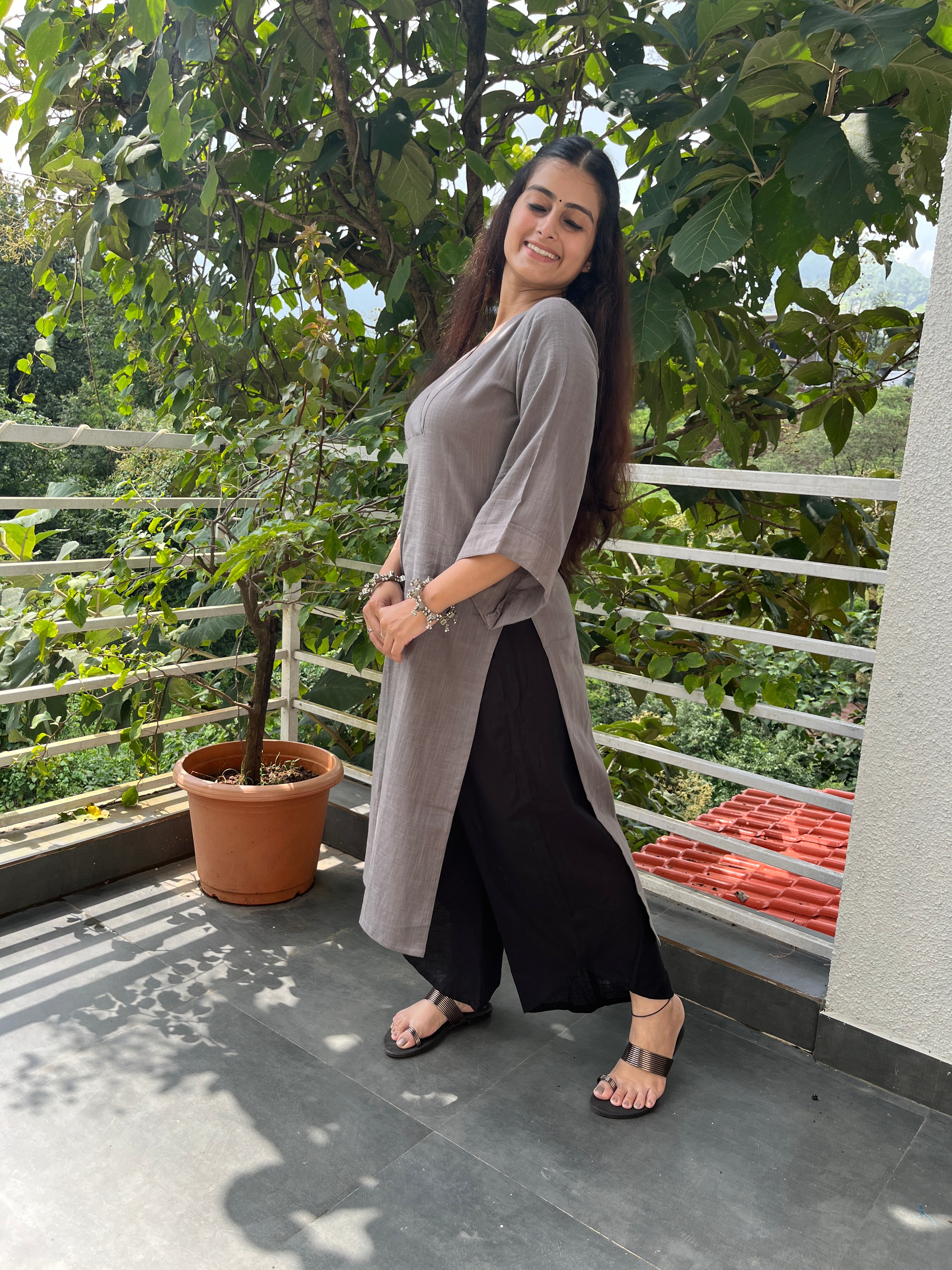 Nia Kurta – Grey
