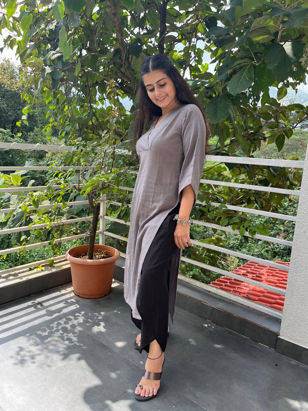 Nia Kurta – Grey
