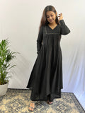 Woman wearing Afeemi's Rooh black kurta